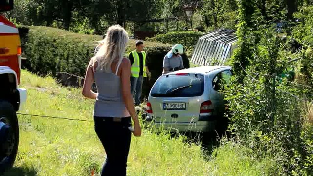 OBRAZOM: Vodič (27) zišiel z cesty, z auta vrak!