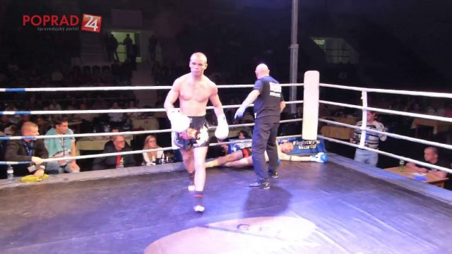 V ringu tiekla krv. Okolo ringu lietali stoly a stoličky