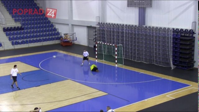 Záchranári si zahrali futsal. Výťažok z akcie venovali na zakúpenie dýchacieho p