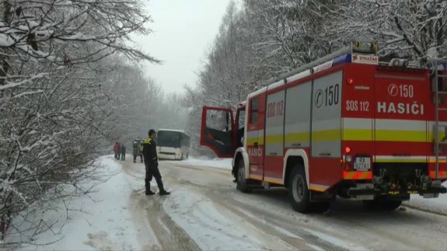 Autobus v priekope