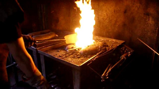 OBRAZOM: Takto kremnickí kováči vyrábajú ruže pre obete nórskeho vraha Breivika