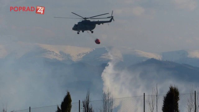 Požiar suchého porastu hasiči pomaly dostávajú pod kontrolu