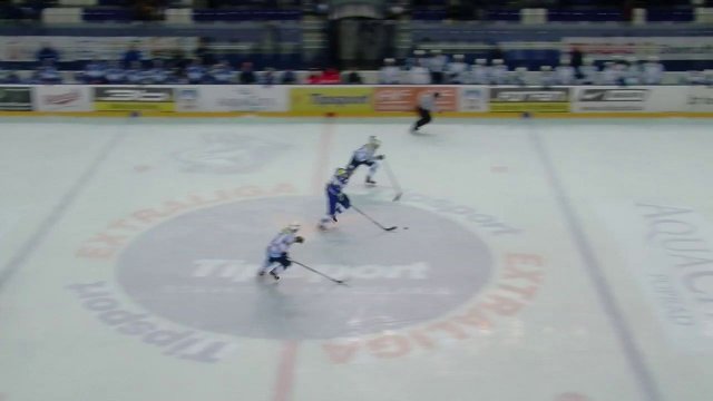 V Poprade bojovali rovnocenní súperi. O výhre rozhodli až nájazdy