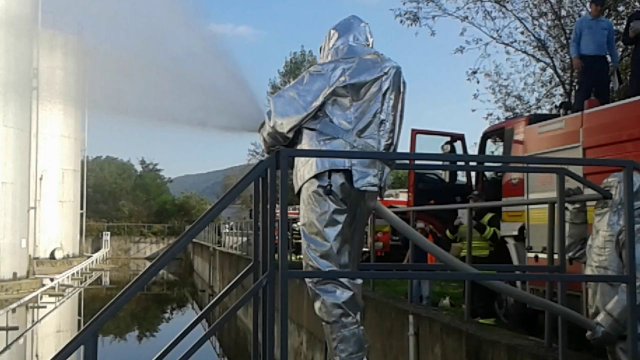 Video zo zásahu hasičov pri úniku motorovej nafty v rušňovom depe