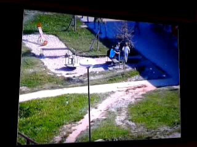 Príslušník mestskej polície monitoruje situáciu v meste