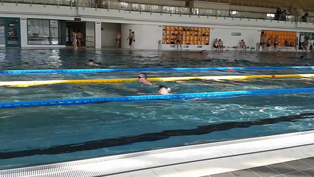 Bystrickú plaváreň zaplnili stovky športuchtivých ľudí